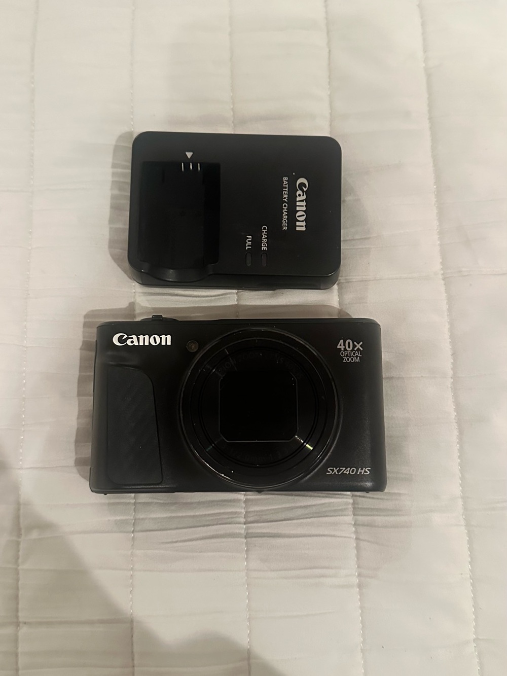 Canon SX740 HS Compact Digital Camera in Black with Charger